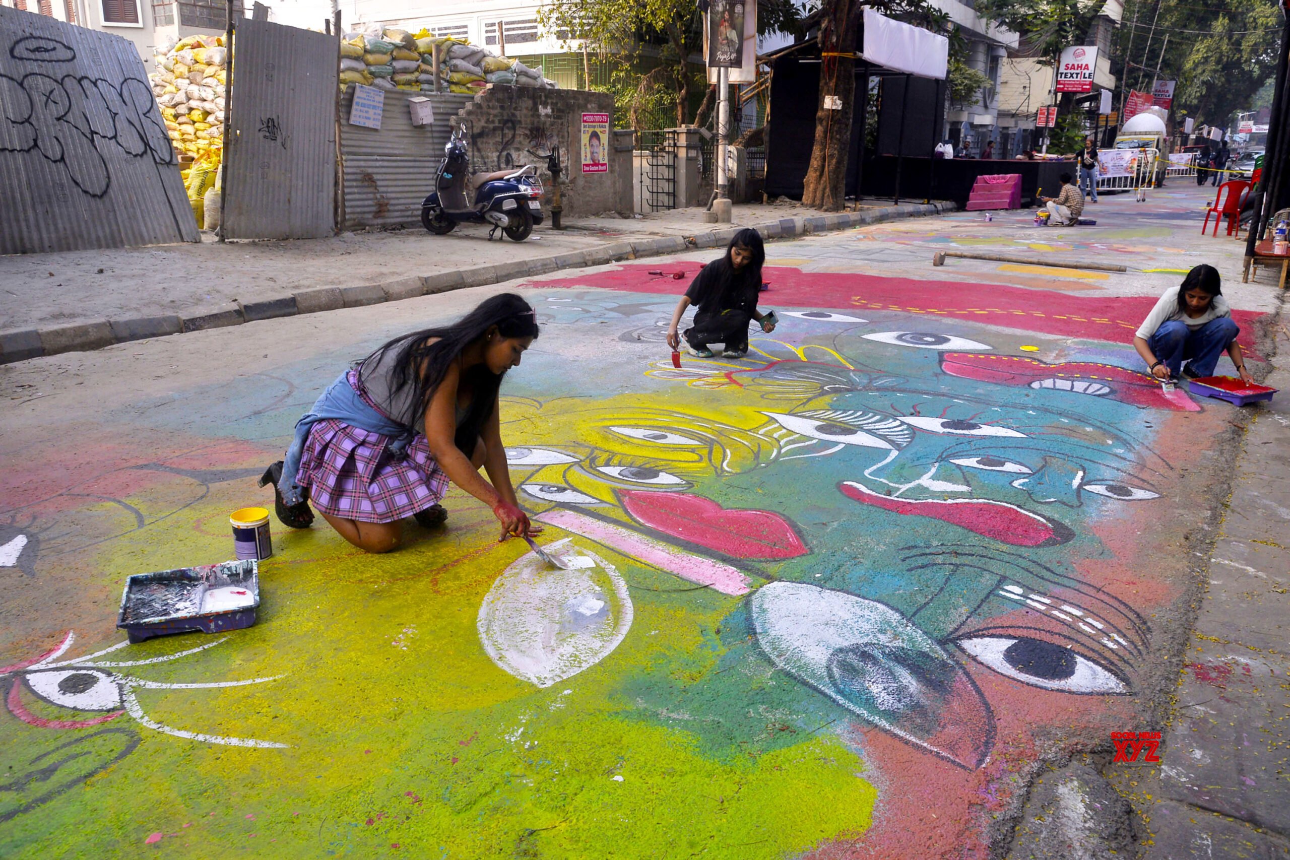 Kolkata: Artists paint a street graffiti as part of the beautification of the city #Gallery