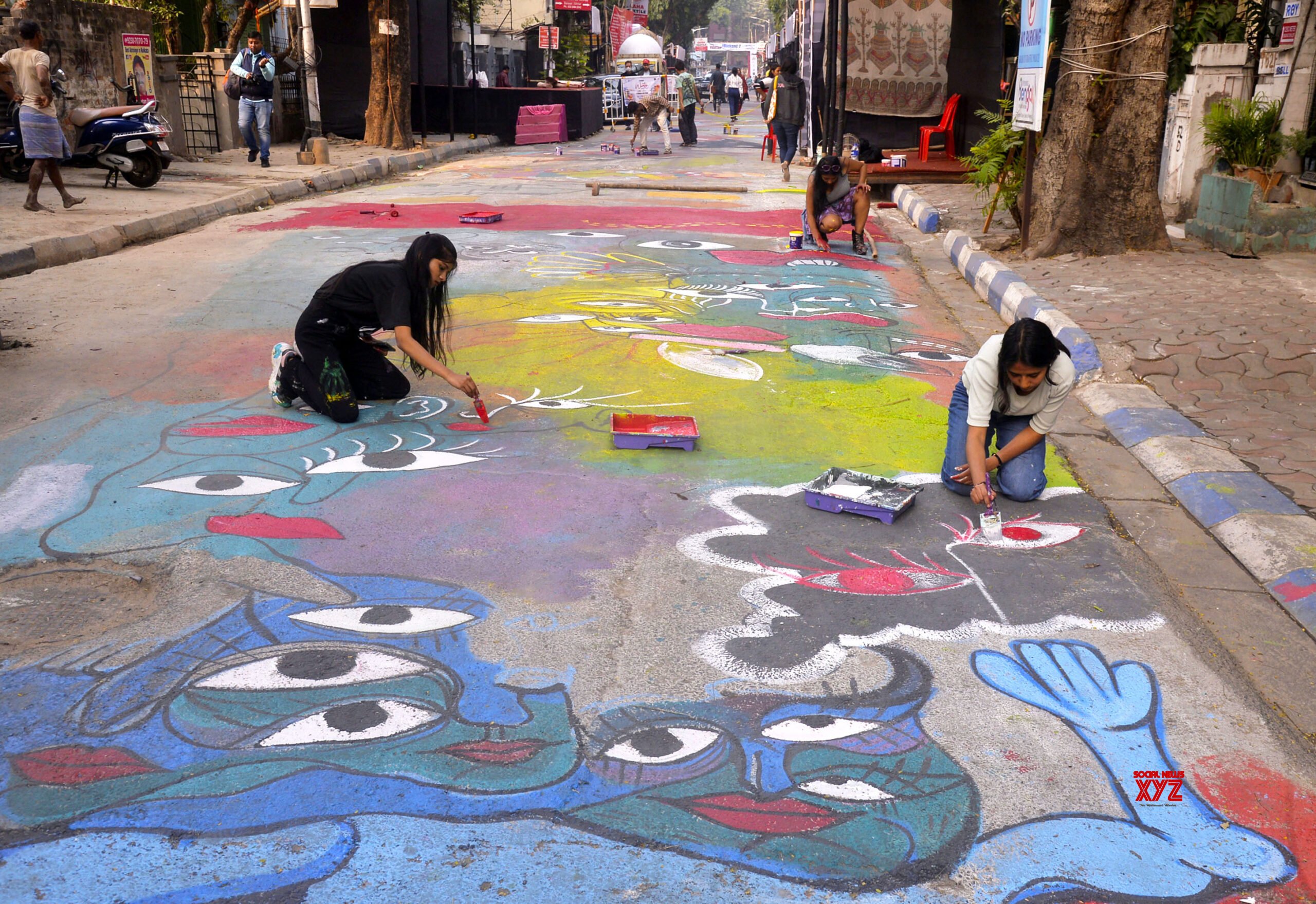 Kolkata: Artists paint a street graffiti as part of the beautification of the city #Gallery