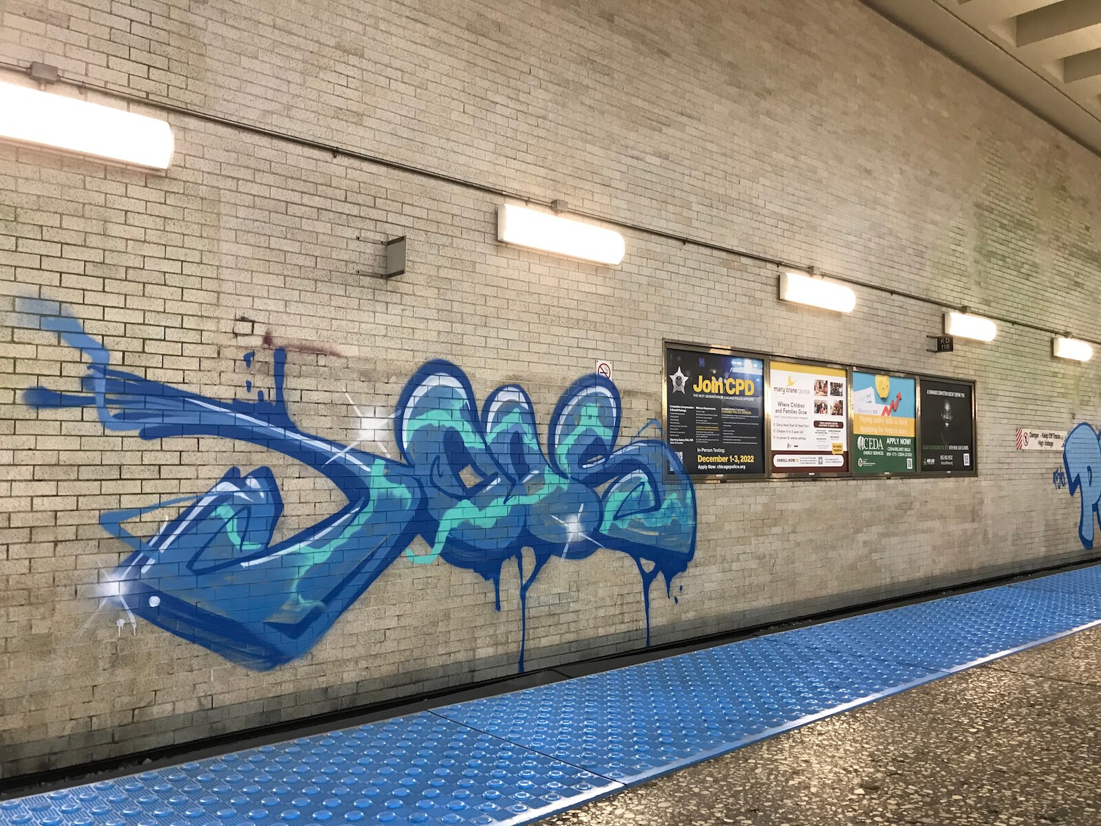 A piece by Joos at the Logan Square Blue Line station, in summer 2022.