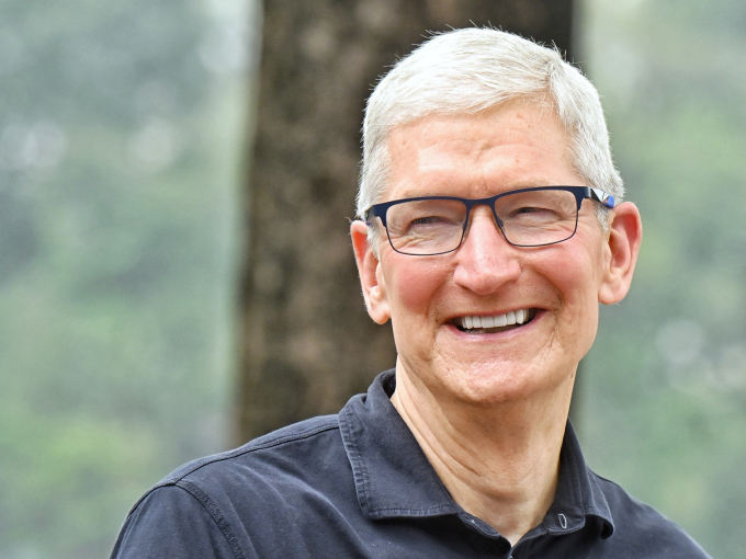 Apple CEO Tim Cook seen at Hoan Kiem Lake in Hanoi on April 15, 2024. Photo by VnExpress/Giang Huy