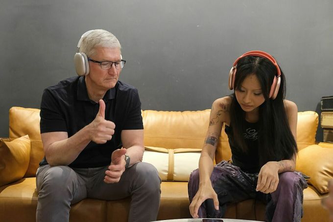 Apple CEO Tim Cook listens to Vietnamese rapper Suboi’s song April 15, 2024. Photo by VnExpress/Tuan Hung