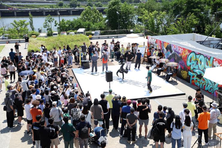 People enjoy a breakdancing competition on Nodeul Island in Seoul. Courtesy of Seoul Metropolitan Government