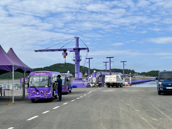 Everything is purple on Purple Island in Shinan County, including the bridges and sightseeing carts shown here. [SHIN MIN-HEE]