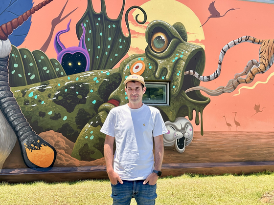 Dulk talks about his graffiti mural at an Aphae-eup administrative building in Shinan County, South Jeolla, on July 5. [SHIN MIN-HEE]