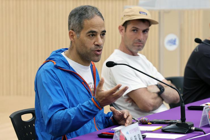 American graffiti artist JonOne, left, speaks during a press conference held on Aphae Island in Sinan County, South Jeolla Province, Friday. He is set to draw his  colorful tag across the walls of Palace Park, an apartment complex on the island. Newsis