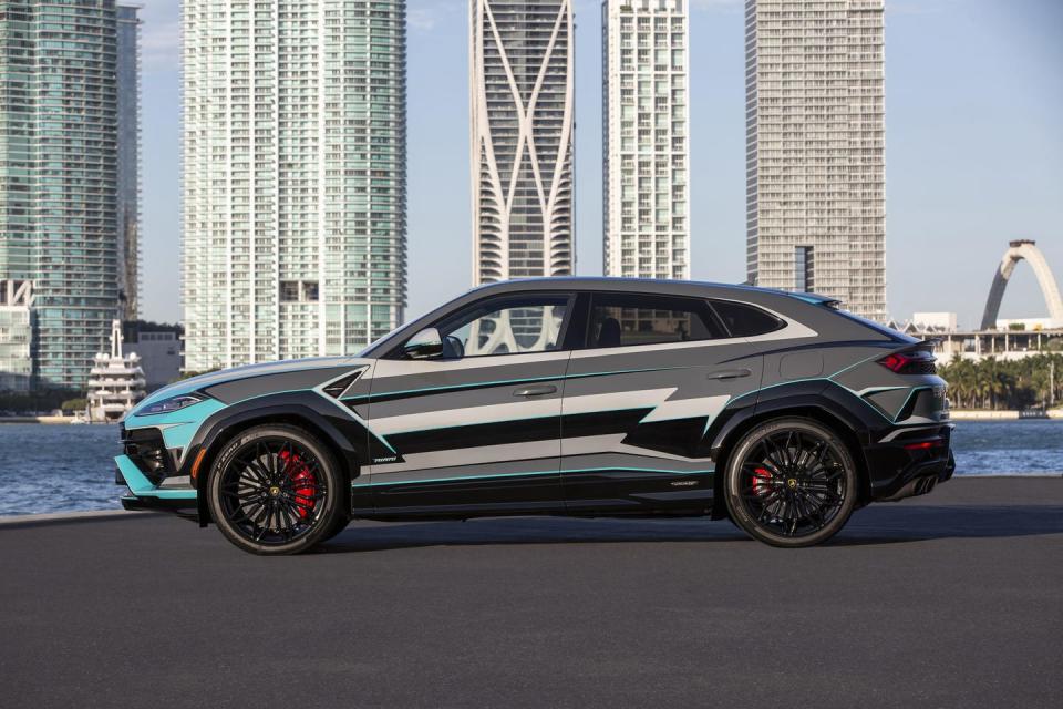 lamborghini urus se at miami art week