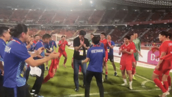 Vietnam is excited by the hip-hop dance that celebrates the victory of the new dance...Southeast Asian Football Normal → 2nd Park Hang-seo Shinhwa is born