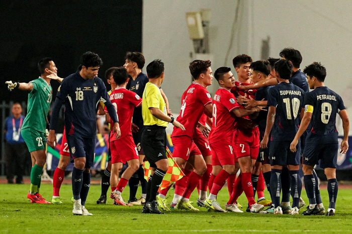 Vietnam is excited by the hip-hop dance that celebrates the victory of the new dance...Southeast Asian Football Normal → 2nd Park Hang-seo Shinhwa is born