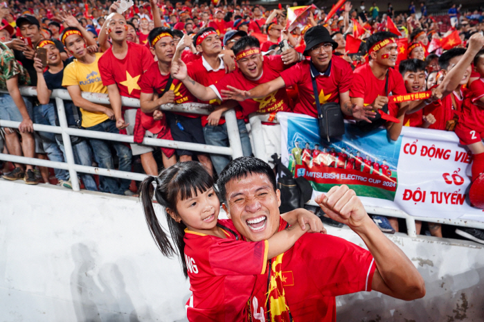 Vietnam is excited by the hip-hop dance that celebrates the victory of the new dance...Southeast Asian Football Normal → 2nd Park Hang-seo Shinhwa is born