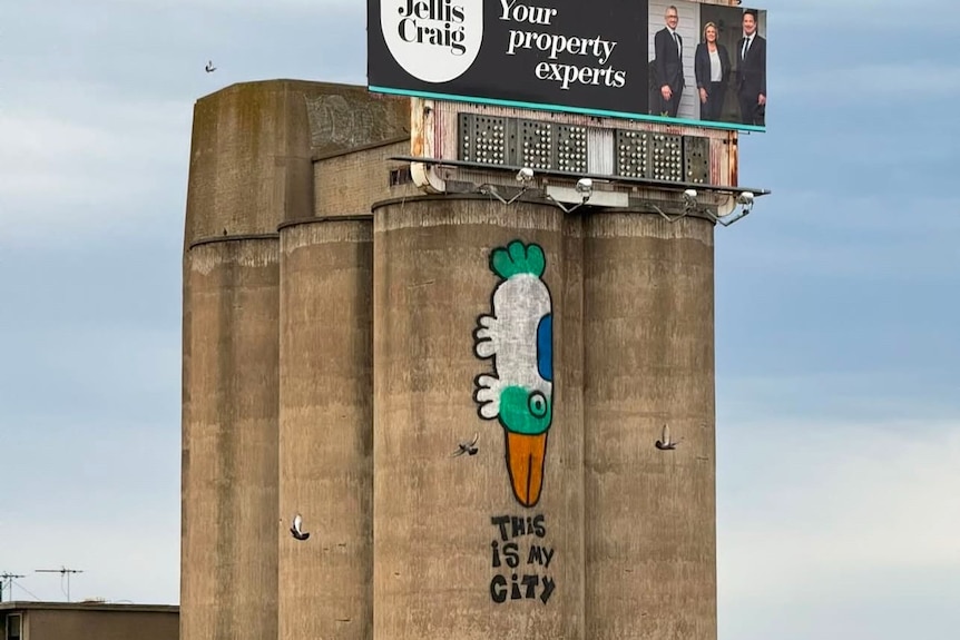 A graffiti bird on a silo