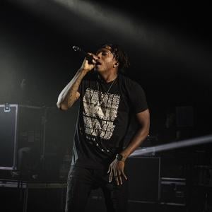 Lecrae performing live in 2017 | Courtesy of Highlightwiki | Creative Commons