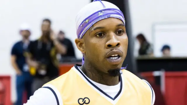 Tory Lanez wit band on im head, e open im mouth and eyes